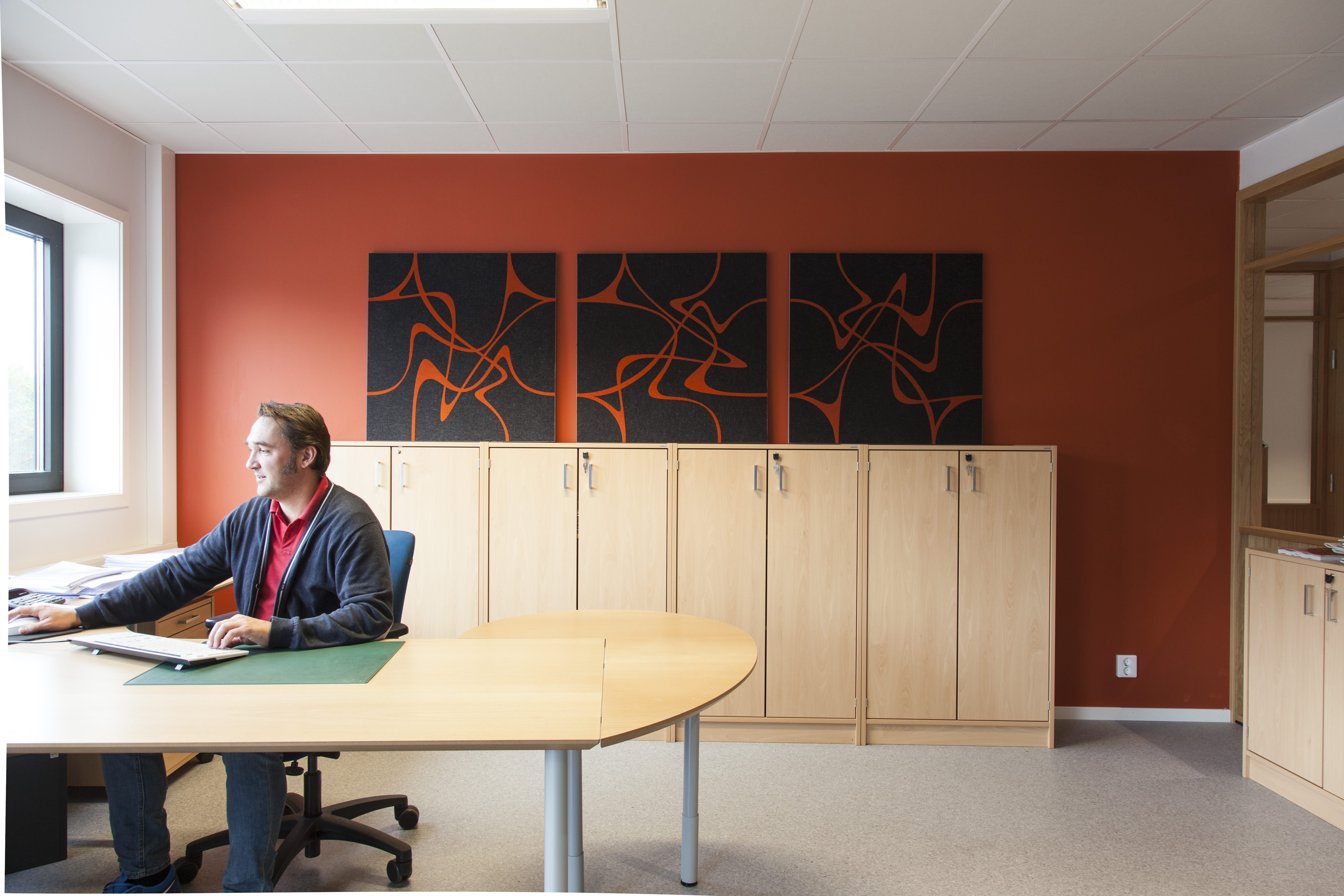 akustikmoduler Twister i filt på rød væg